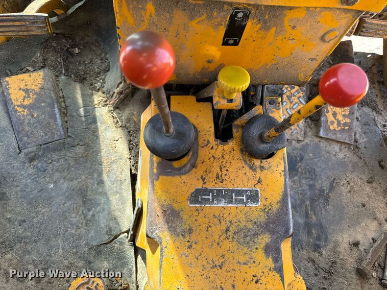 image for item DW2358 1984 John Deere 401D tractor