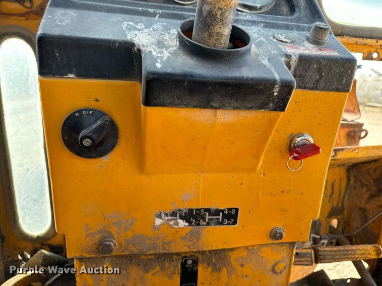 image for item DW2358 1984 John Deere 401D tractor