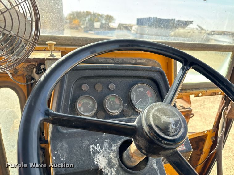 image for item DW2358 1984 John Deere 401D tractor