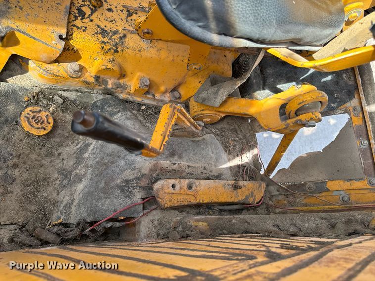 image for item DW2358 1984 John Deere 401D tractor