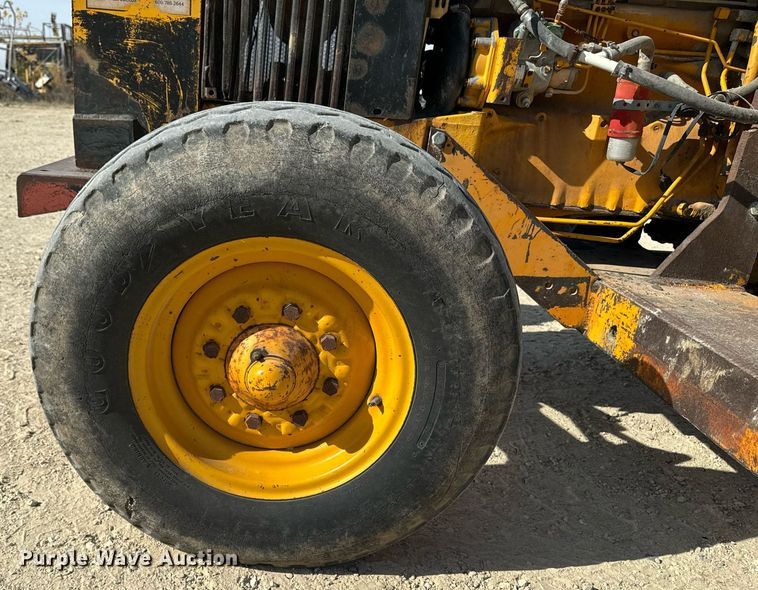 image for item DW2358 1984 John Deere 401D tractor