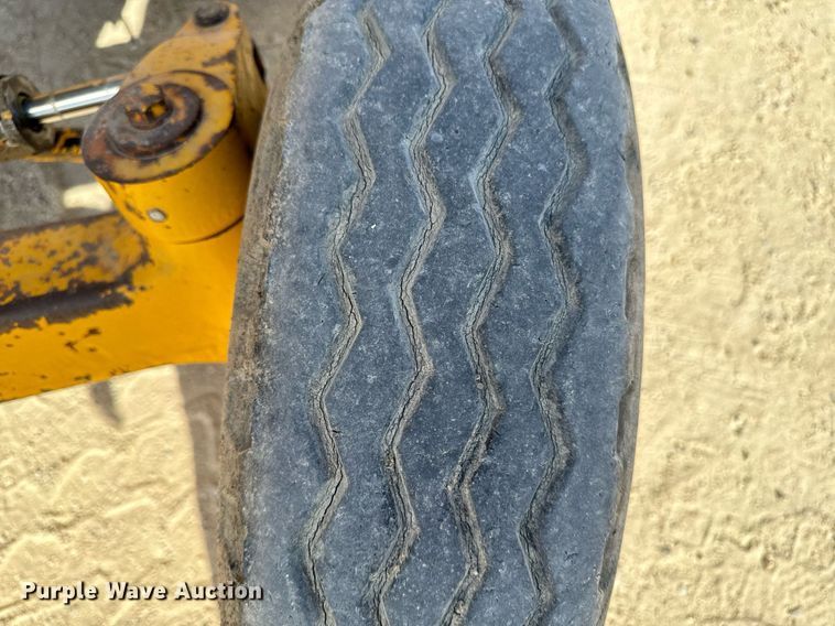 image for item DW2358 1984 John Deere 401D tractor