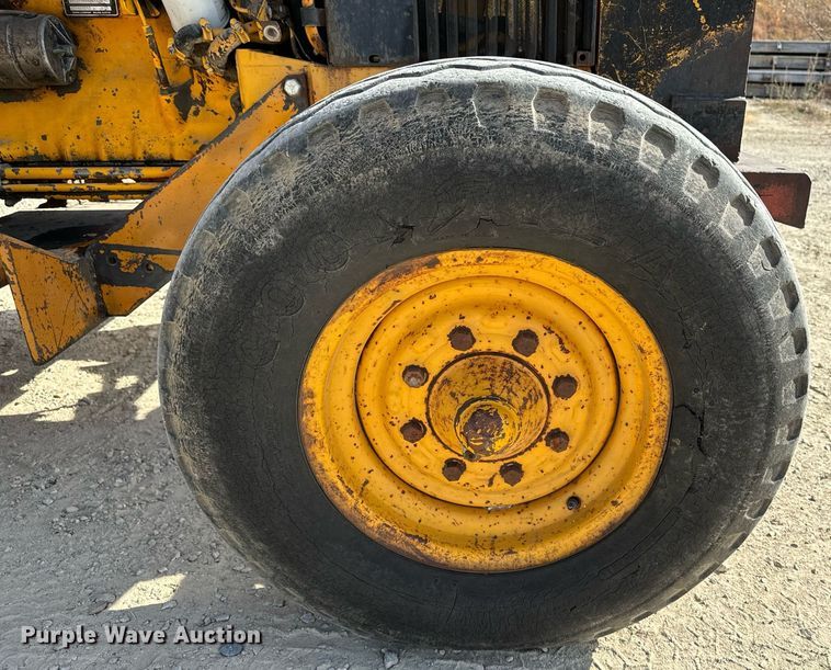 image for item DW2358 1984 John Deere 401D tractor