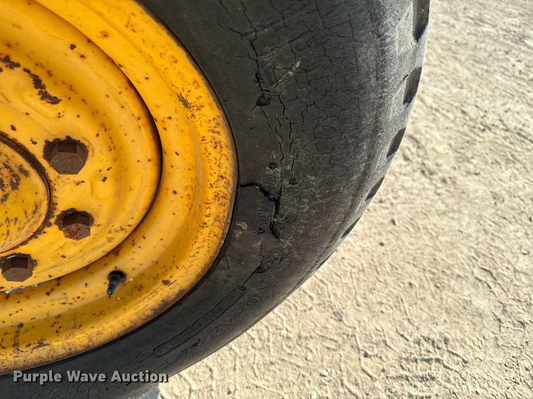 image for item DW2358 1984 John Deere 401D tractor