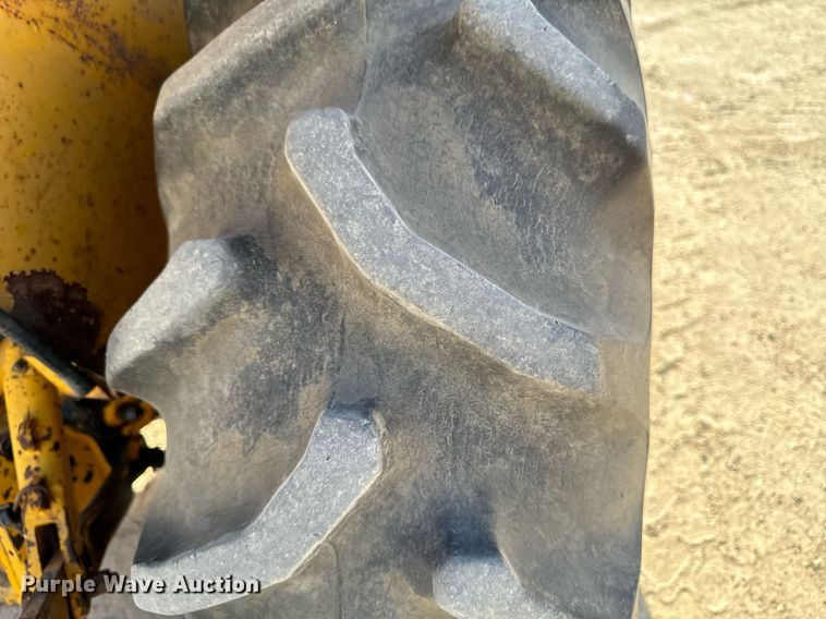 image for item DW2358 1984 John Deere 401D tractor