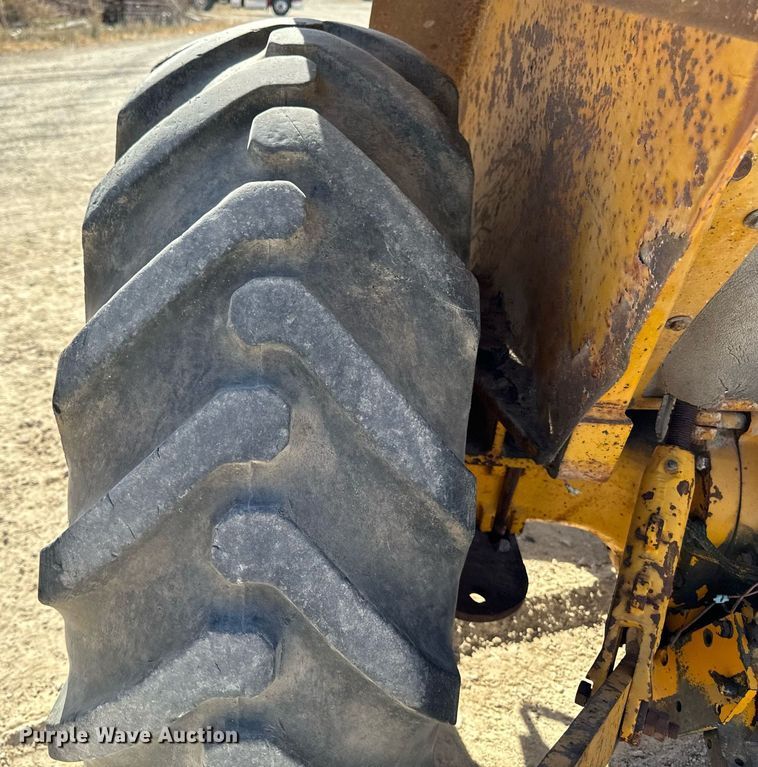 image for item DW2358 1984 John Deere 401D tractor