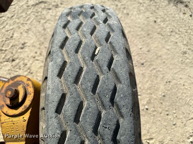 image for item DW2358 1984 John Deere 401D tractor