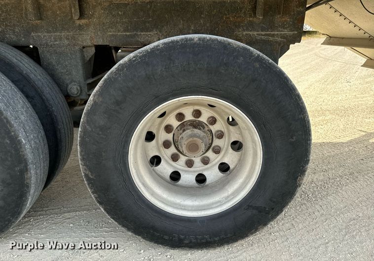 image for item DW2364 2002 Wilson DWH-400 grain trailer