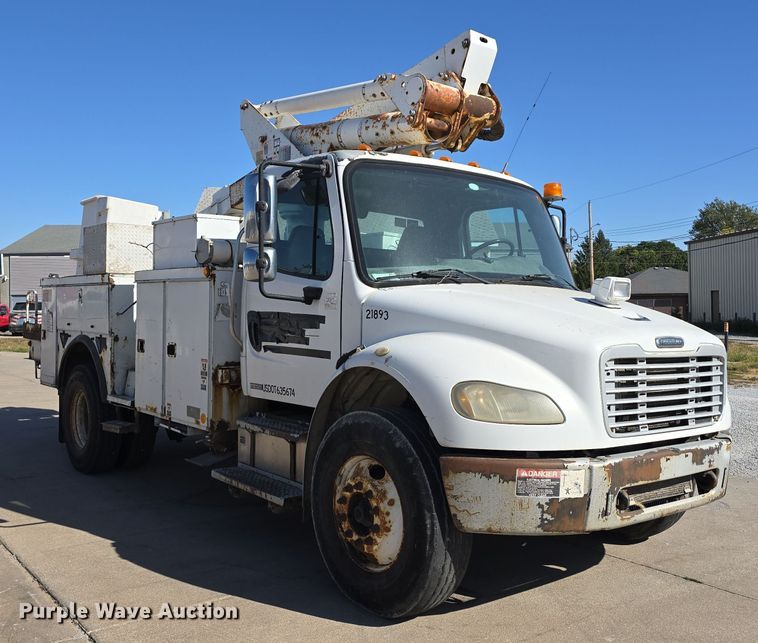 image for item DW3813 2005 Freightliner Busings Class M2 bucket truck