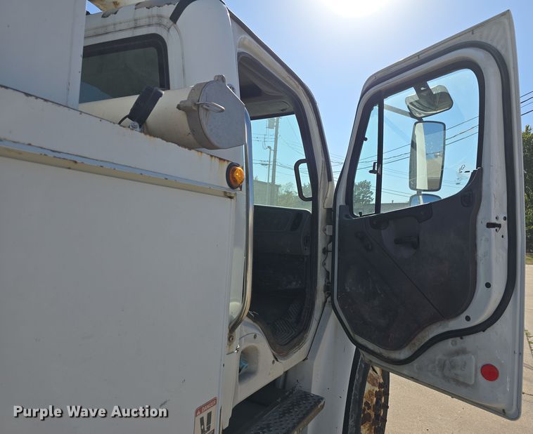 image for item DW3813 2005 Freightliner Busings Class M2 bucket truck