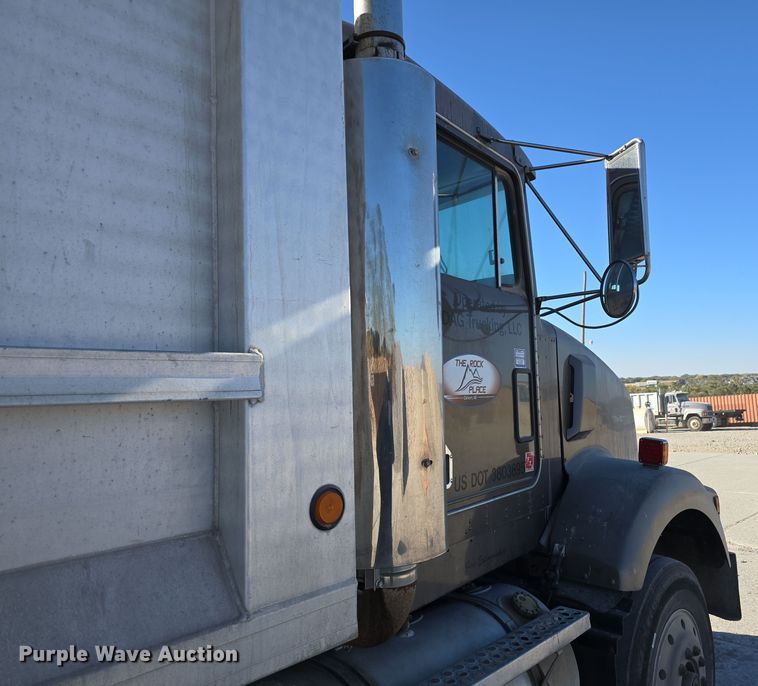 image for item DW3839 1994 Kenworth T450 dump truck