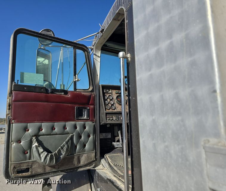 image for item DW3839 1994 Kenworth T450 dump truck