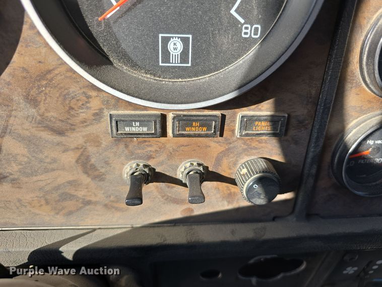 image for item DW3839 1994 Kenworth T450 dump truck