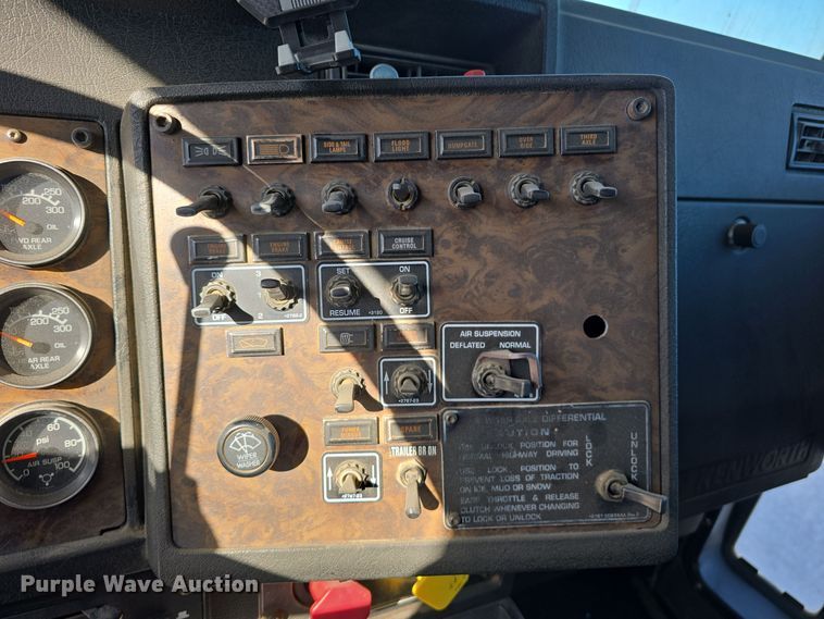 image for item DW3839 1994 Kenworth T450 dump truck