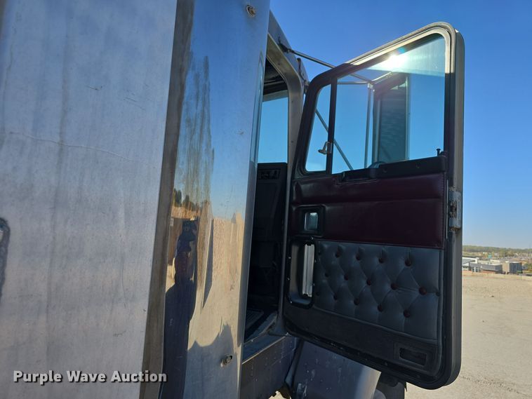 image for item DW3839 1994 Kenworth T450 dump truck