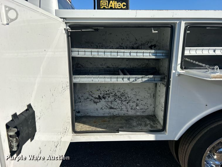 image for item EG2172 2012 Ford F450 Super Duty  bucket truck