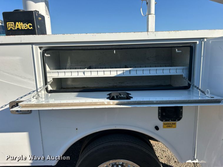 image for item EG2172 2012 Ford F450 Super Duty  bucket truck