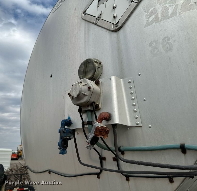 image for item EG6807 1999 Etnyre TR 6 asphalt distributor trailer