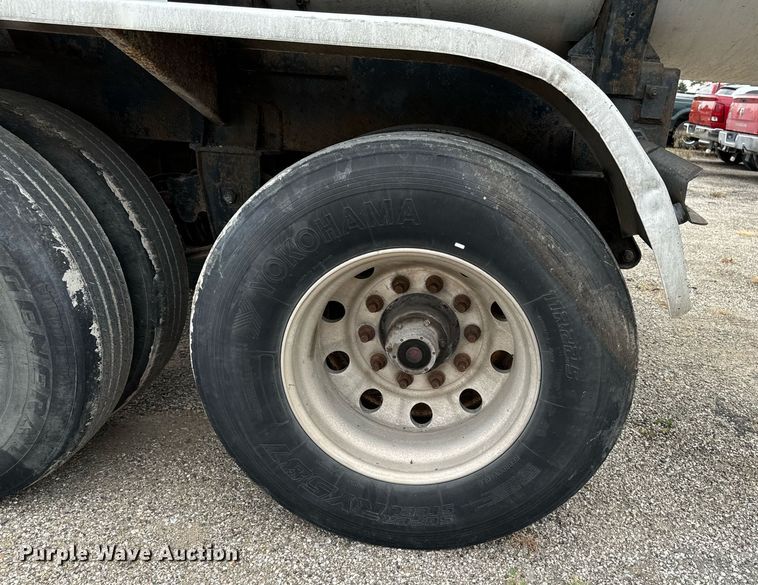 image for item EG6807 1999 Etnyre TR 6 asphalt distributor trailer