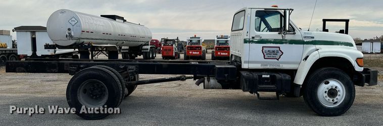 image for item EG6813 1995 Ford F800 truck cab and chassis
