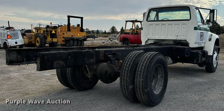 image for item EG6813 1995 Ford F800 truck cab and chassis