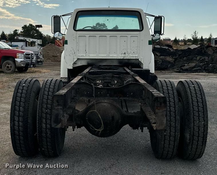 image for item EG6813 1995 Ford F800 truck cab and chassis