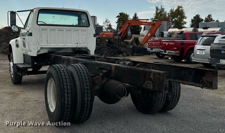 image for item EG6813 1995 Ford F800 truck cab and chassis