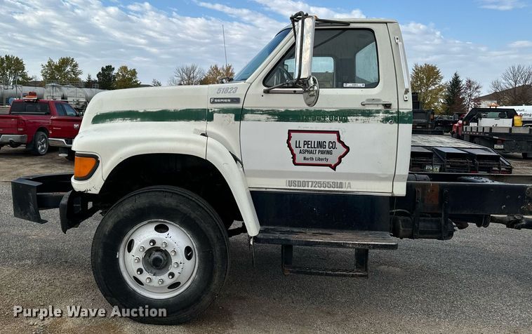 image for item EG6813 1995 Ford F800 truck cab and chassis