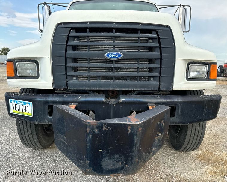image for item EG6813 1995 Ford F800 truck cab and chassis