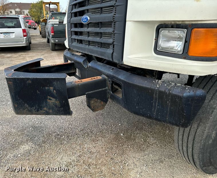 image for item EG6813 1995 Ford F800 truck cab and chassis