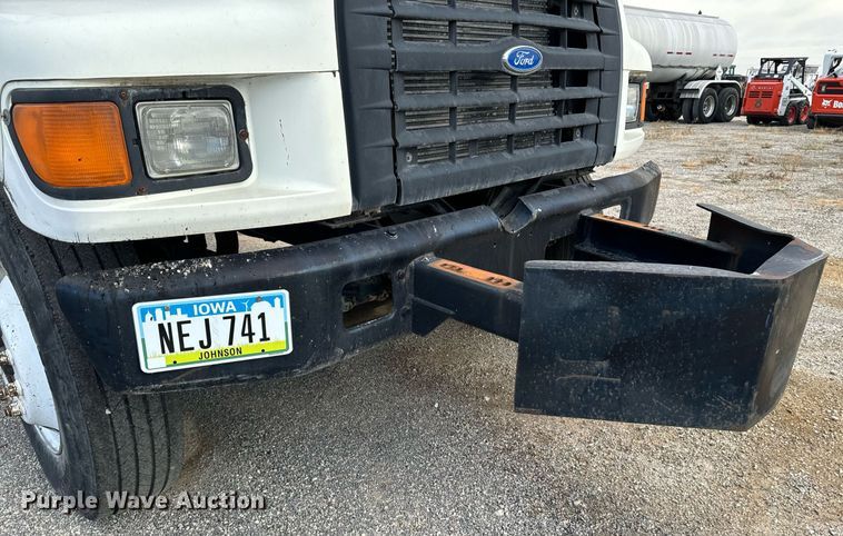 image for item EG6813 1995 Ford F800 truck cab and chassis