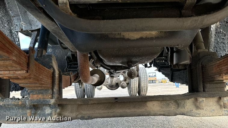 image for item EG6813 1995 Ford F800 truck cab and chassis