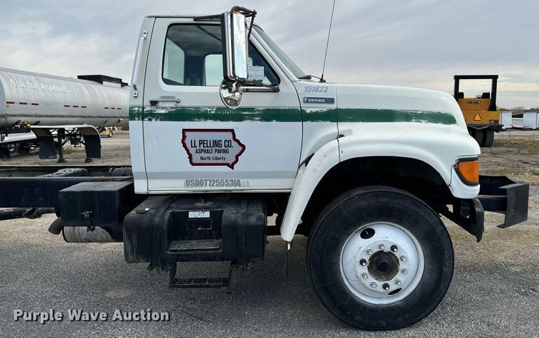 image for item EG6813 1995 Ford F800 truck cab and chassis