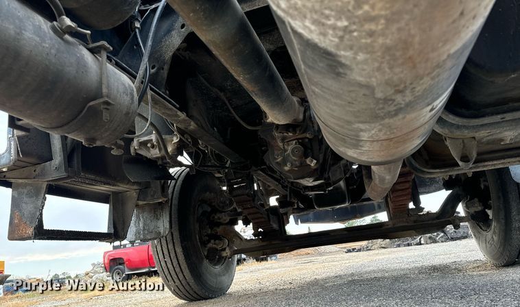 image for item EG6813 1995 Ford F800 truck cab and chassis