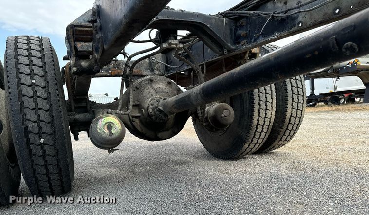 image for item EG6813 1995 Ford F800 truck cab and chassis