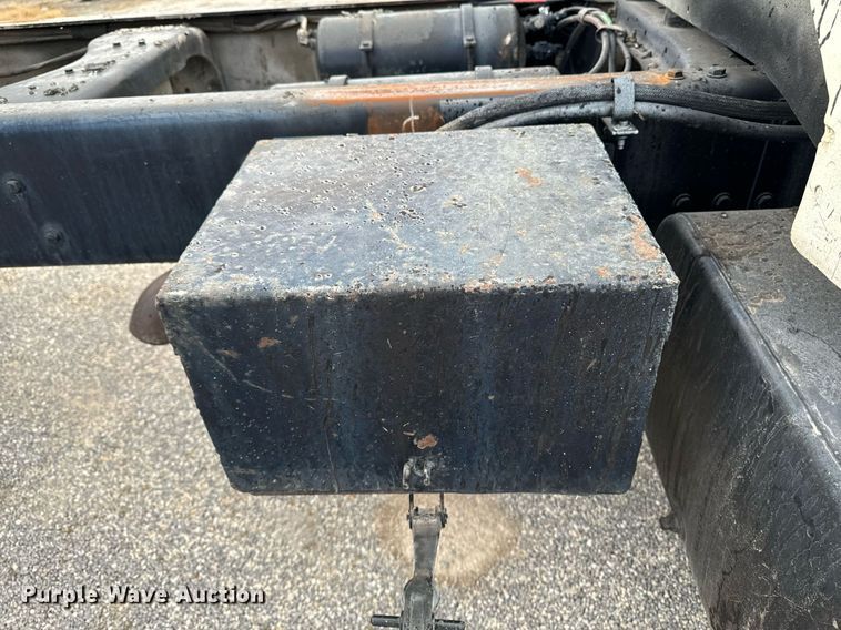 image for item EG6813 1995 Ford F800 truck cab and chassis