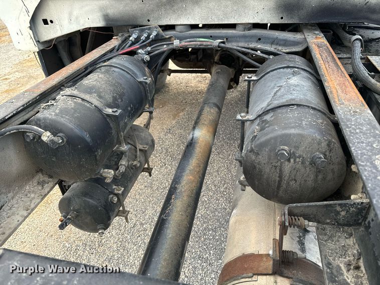 image for item EG6813 1995 Ford F800 truck cab and chassis