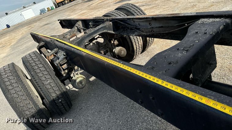 image for item EG6813 1995 Ford F800 truck cab and chassis