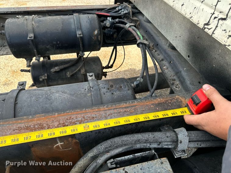 image for item EG6813 1995 Ford F800 truck cab and chassis