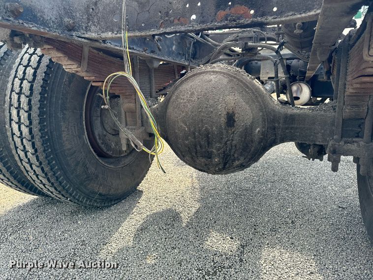 image for item EG6813 1995 Ford F800 truck cab and chassis