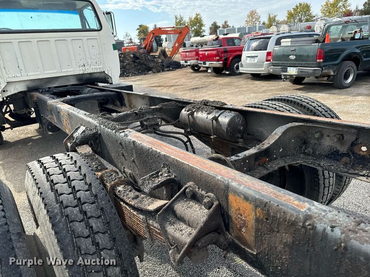 image for item EG6813 1995 Ford F800 truck cab and chassis