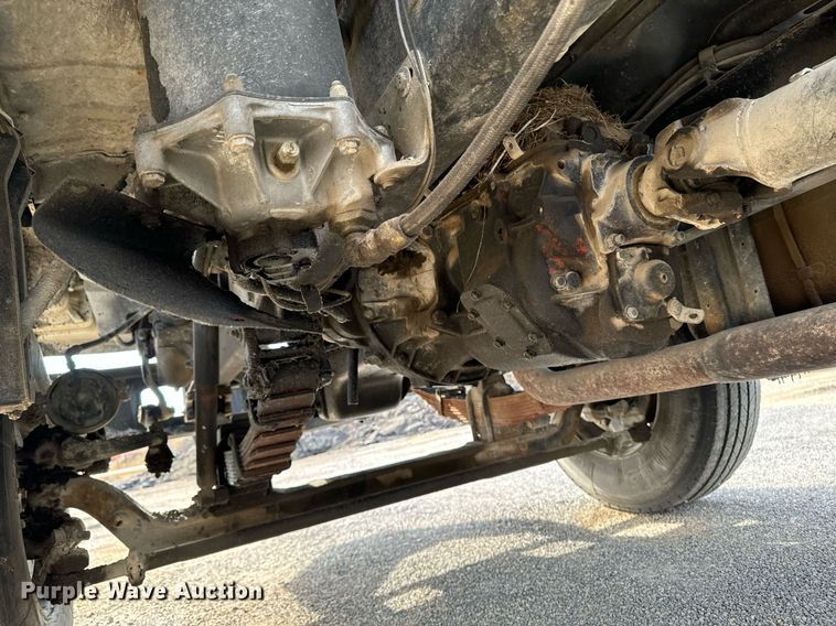 image for item EG6813 1995 Ford F800 truck cab and chassis