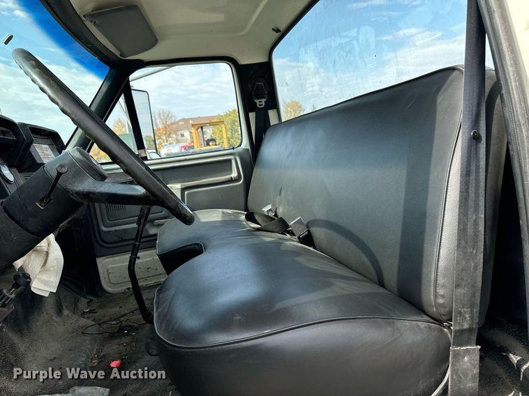 image for item EG6813 1995 Ford F800 truck cab and chassis