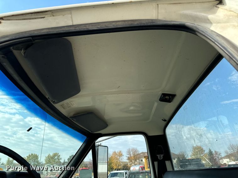 image for item EG6813 1995 Ford F800 truck cab and chassis