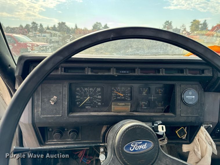 image for item EG6813 1995 Ford F800 truck cab and chassis