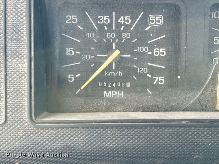 image for item EG6813 1995 Ford F800 truck cab and chassis