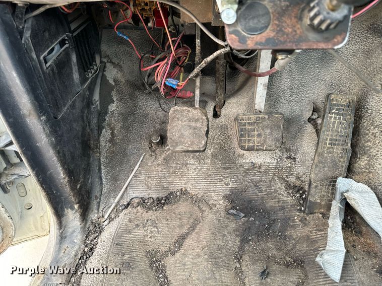 image for item EG6813 1995 Ford F800 truck cab and chassis