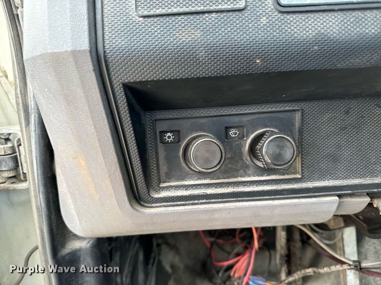 image for item EG6813 1995 Ford F800 truck cab and chassis