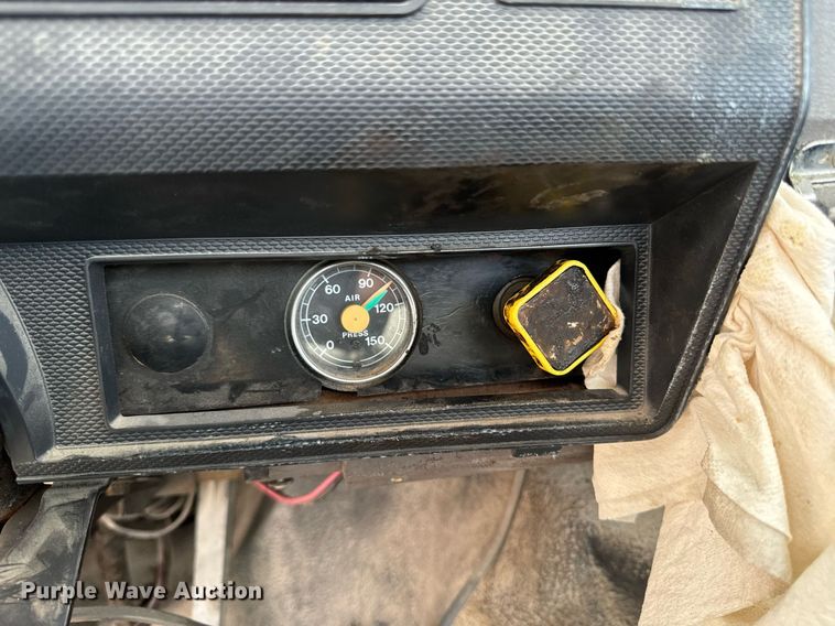 image for item EG6813 1995 Ford F800 truck cab and chassis