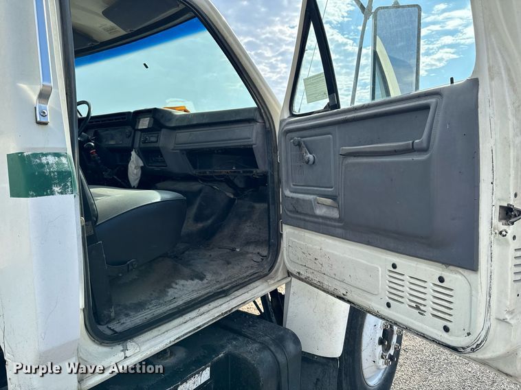 image for item EG6813 1995 Ford F800 truck cab and chassis